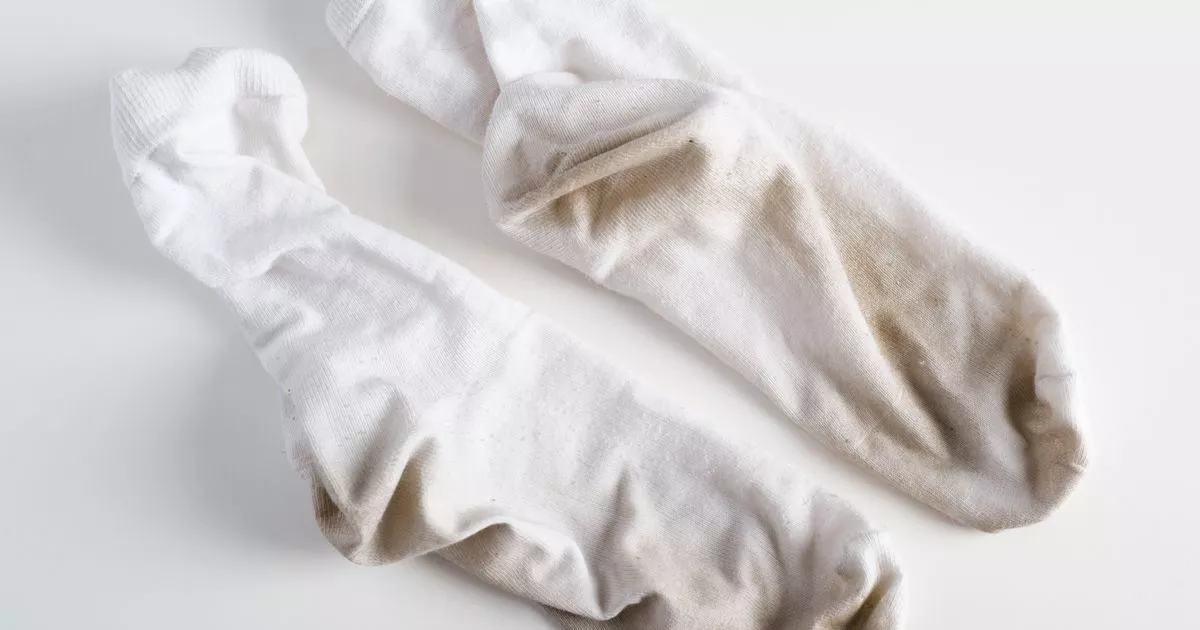 Rozpusťte ho v teplé vodě a ponořte do něj špinavé ponožky, které budou po vyprání jako nové. Výborně je bělí a odstraňuje skvrny
