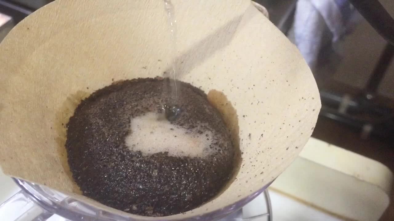 Sousedka často přidává do kávy ocet. Smála jsem se, dokud jsem to sama nezkusila