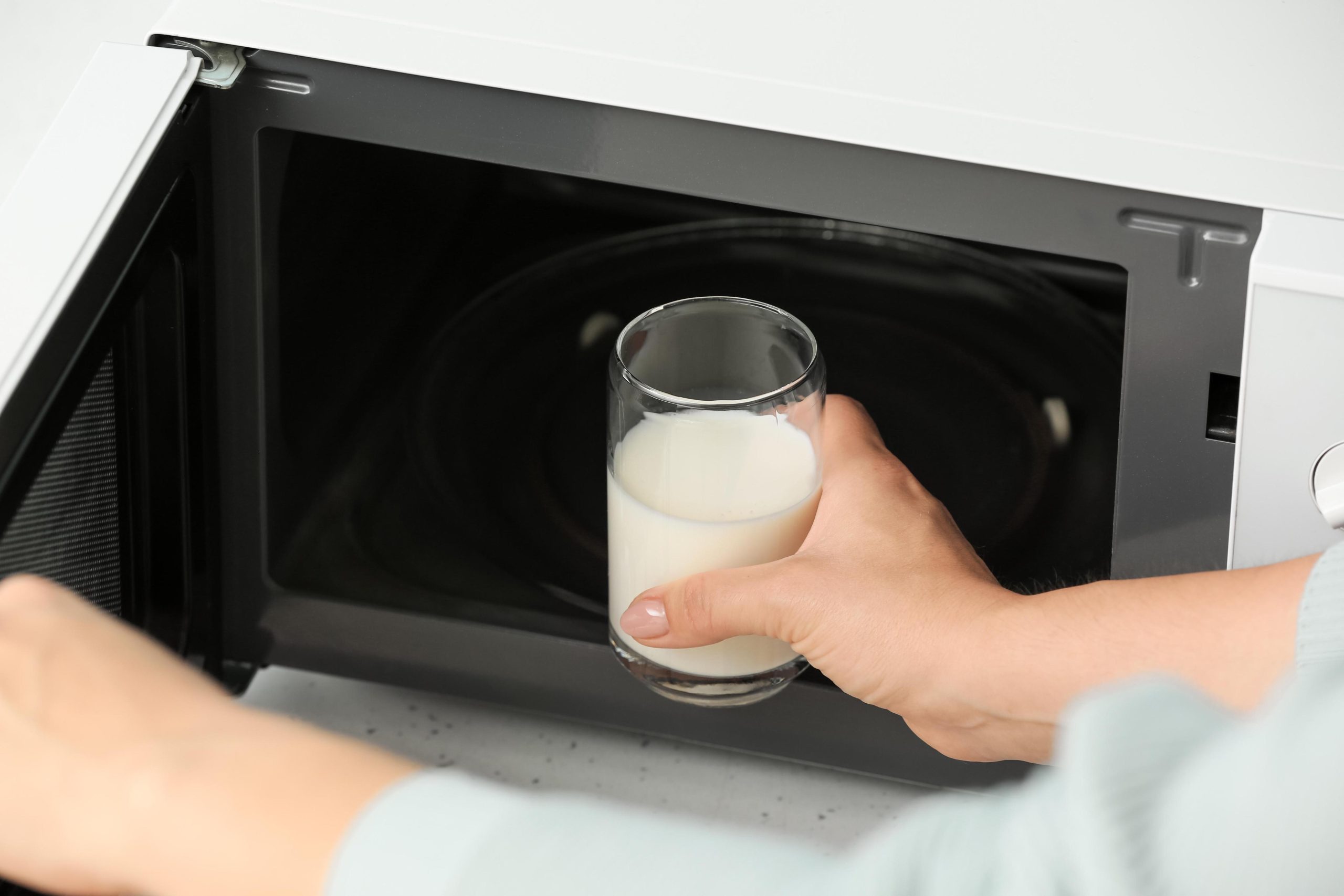 Málokdo to ví, ale ohřívání vody nebo mléka v mikrovlnné troubě je špatný nápad.
