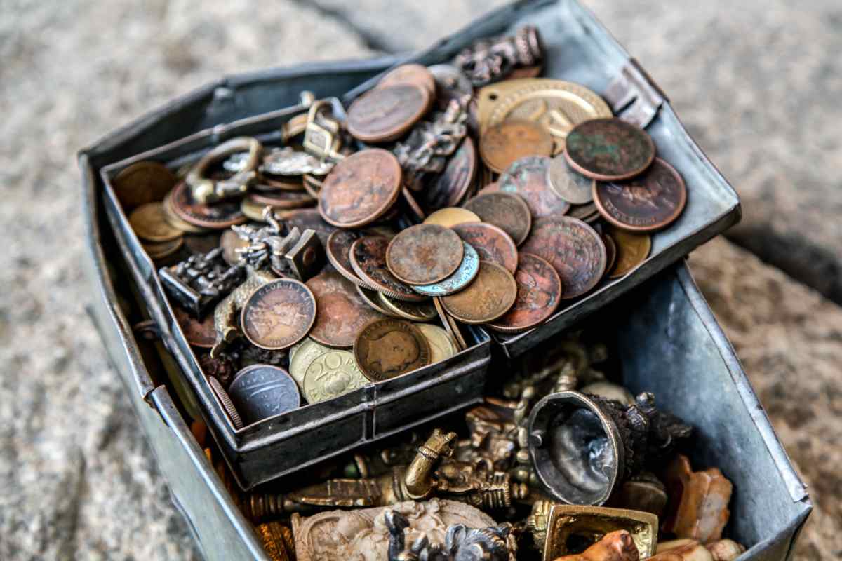 Spousta zlata. Poklad v hodnotě 300 tisíc eur našli turisté při procházce v horách.