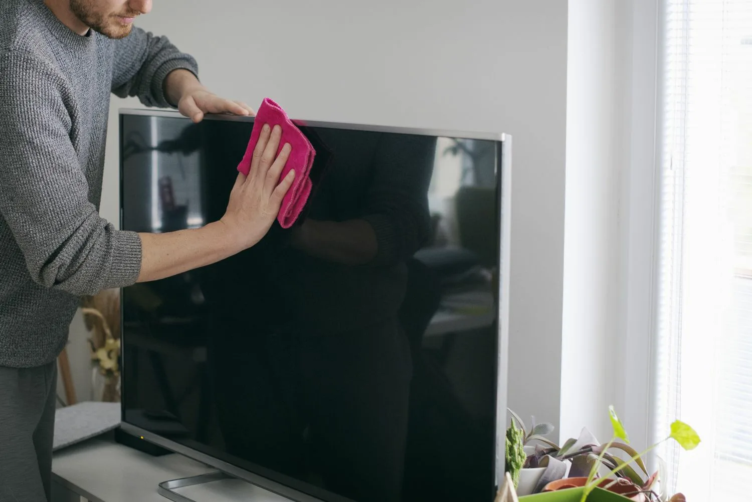 Jak správně vyčistit obrazovku televizoru nebo počítače, aniž byste ji poškodili