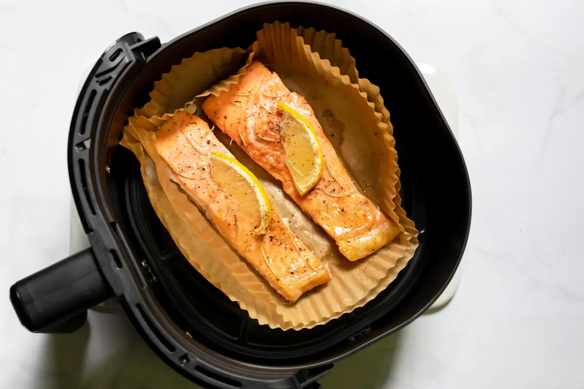 Žádná hliníková fólie, žádná plíseň: toto je nejlepší nádoba pro vaření ve fritéze airfryer