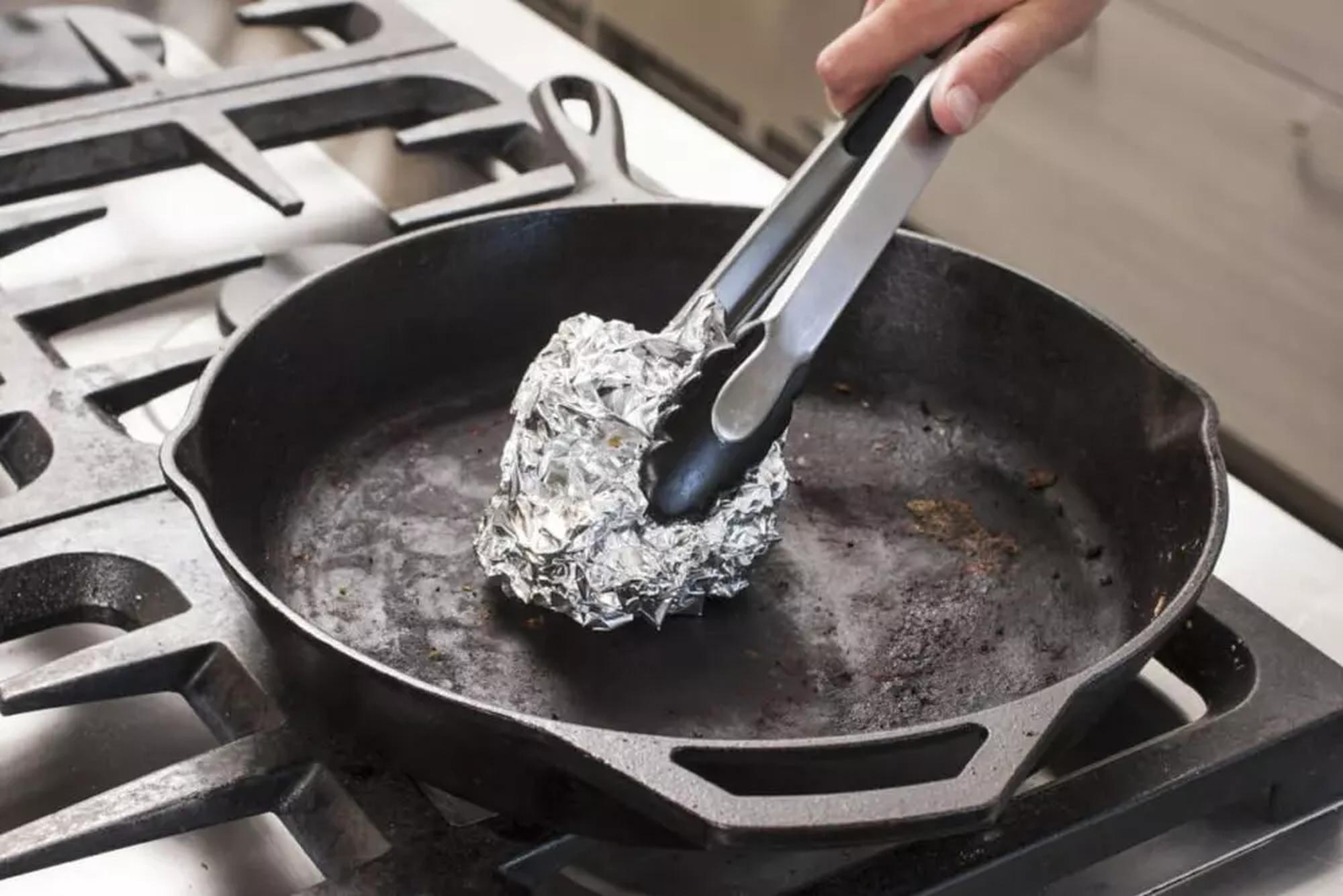Rozlučte se s kovovou houbičkou: kuchyňský předmět, který ji může nahradit