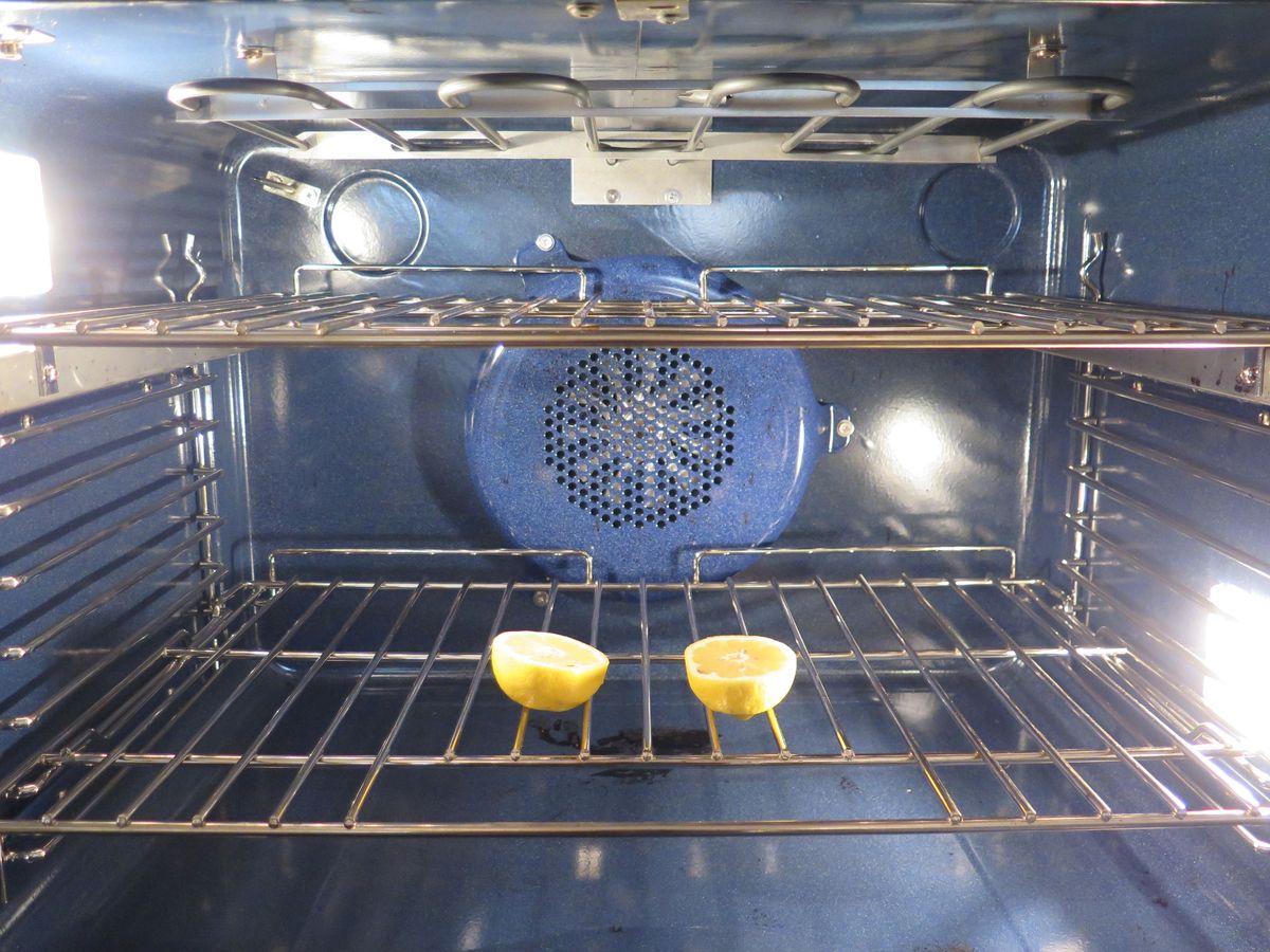 Ani ocet, ani soda: nejlepší způsob, jak odstranit mastnotu z trouby a plechů