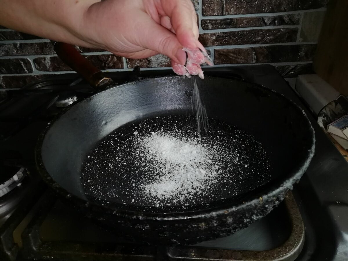 Ani s příliš velkým množstvím oleje, ani s vodou: jednoduchý trik, jak zabránit tomu, aby se smažená vejce přichytila k pánvi.