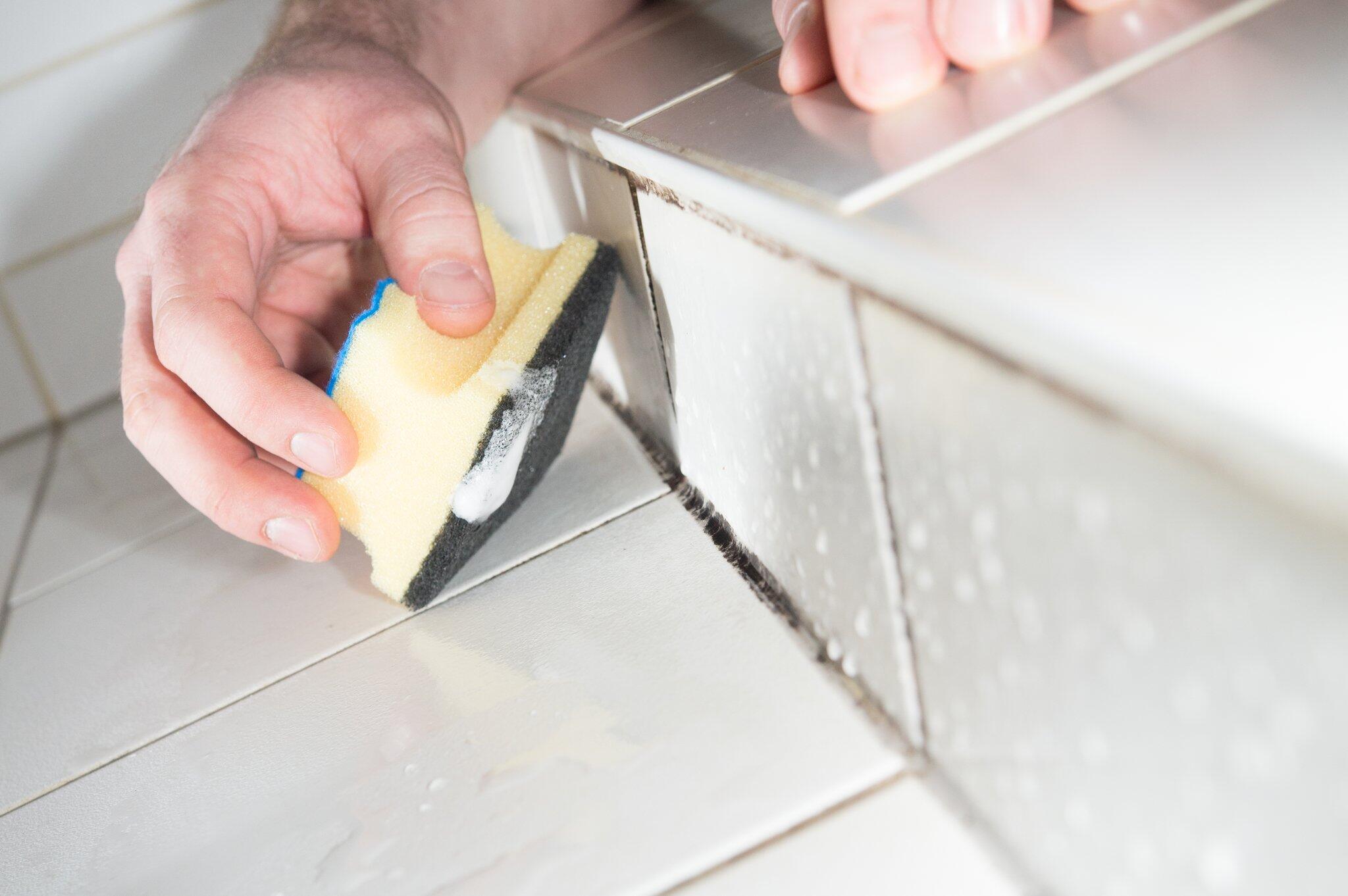 Je na těsnění sprchy plíseň? Tip na čištění, kterýdělá zázraky
