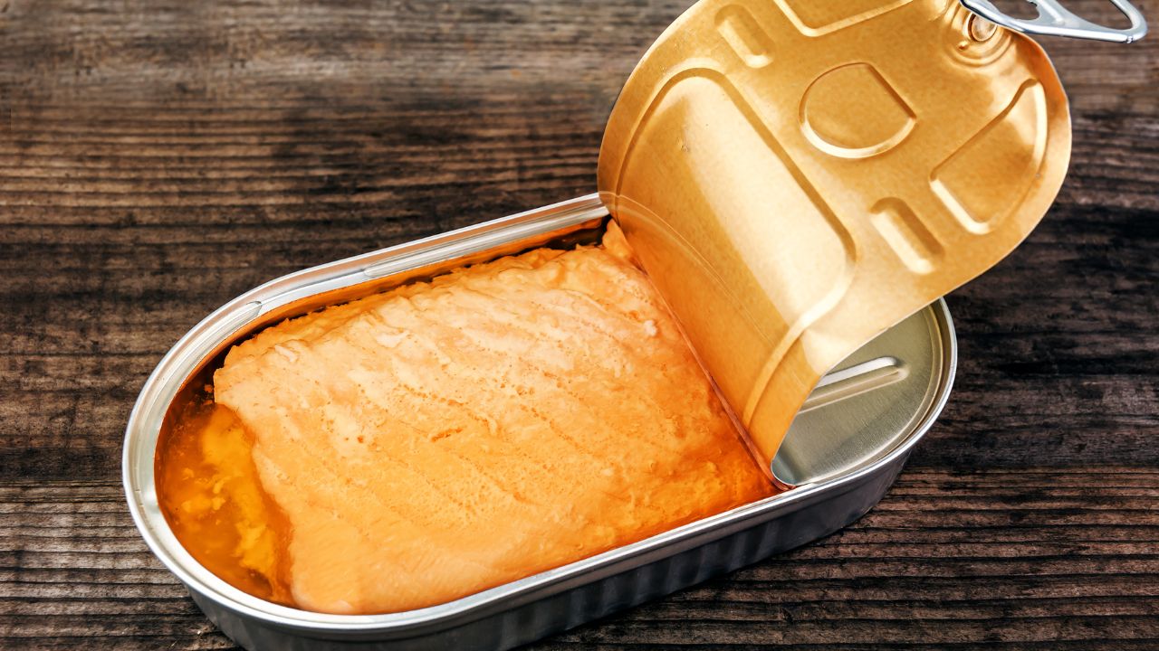 Otevřou plechovku lososa, který má padesátileté zpoždění, a překvapení je dokonáno: „To je známka toho, že ryba byla ulovena ve zdravém ekosystému.“