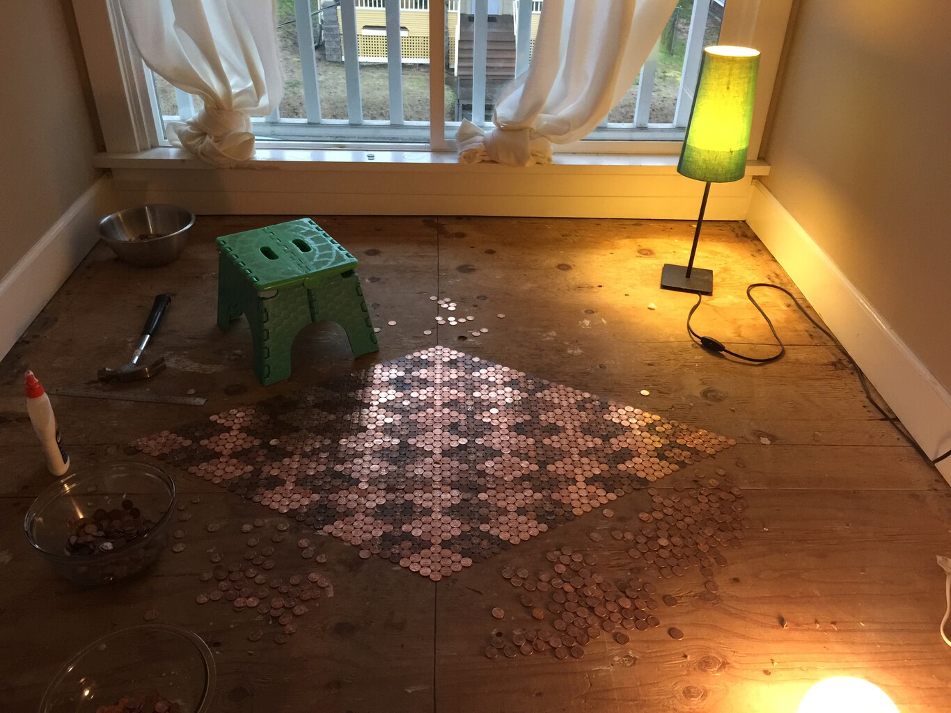 Někdo velmi bláznivý se rozhodl udělat podlahu obloženou mincemi. Trvalo to několik měsíců, ale podařilo se mu to