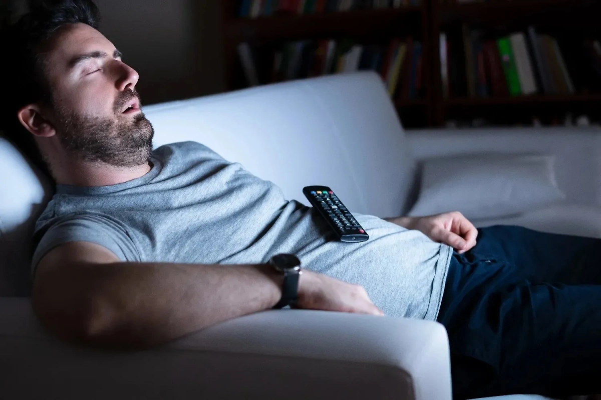 Lidé, kteří potřebují večer zapnout televizi, aby usnuli, mají podle psychologie následujících 8 behaviorálních rysů.