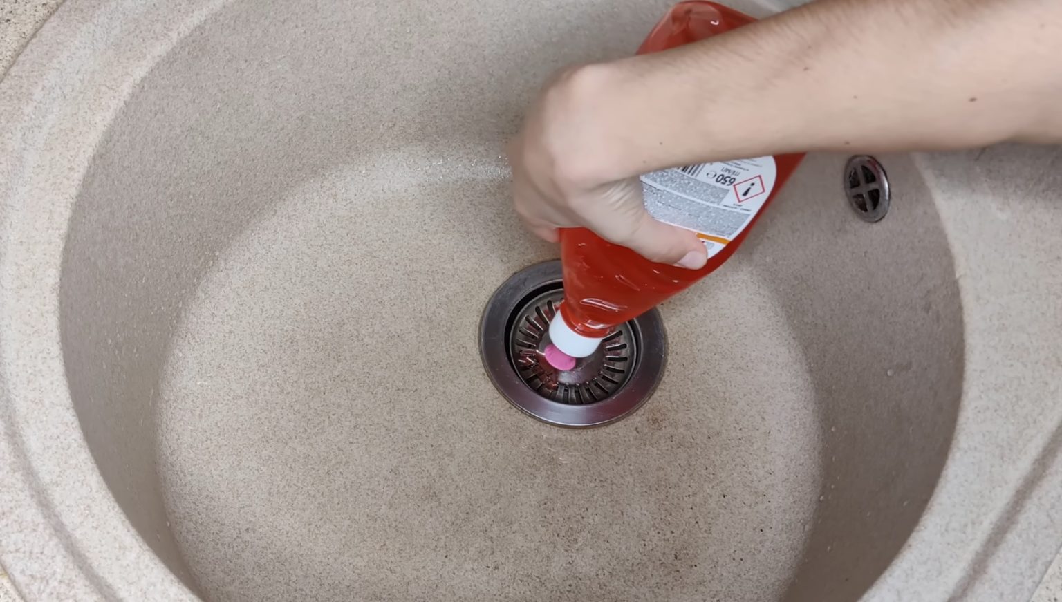 Vyčistí odtok během několika sekund. Bez volání instalatéra