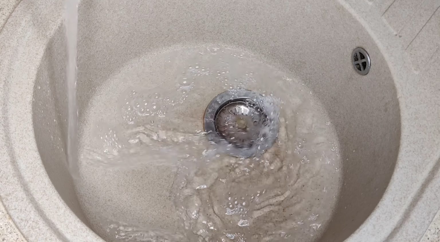 Vyčistí odtok během několika sekund. Bez volání instalatéra