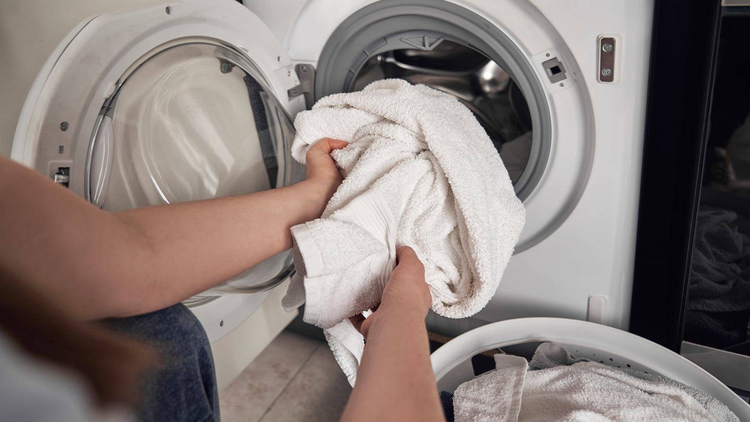 Rozpusťte 2 polévkové lžíce v litru vody a namočte ručníky. Po vyprání budou měkké jako v luxusním hotelu