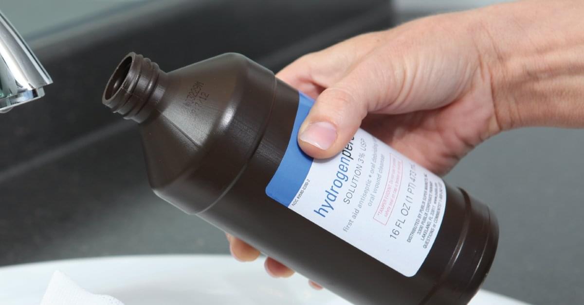 Žádné bělidlo, žádný hydrogenuhličitan: tajemství přirozeného bělení zažloutlých plastů ve vaší domácnosti