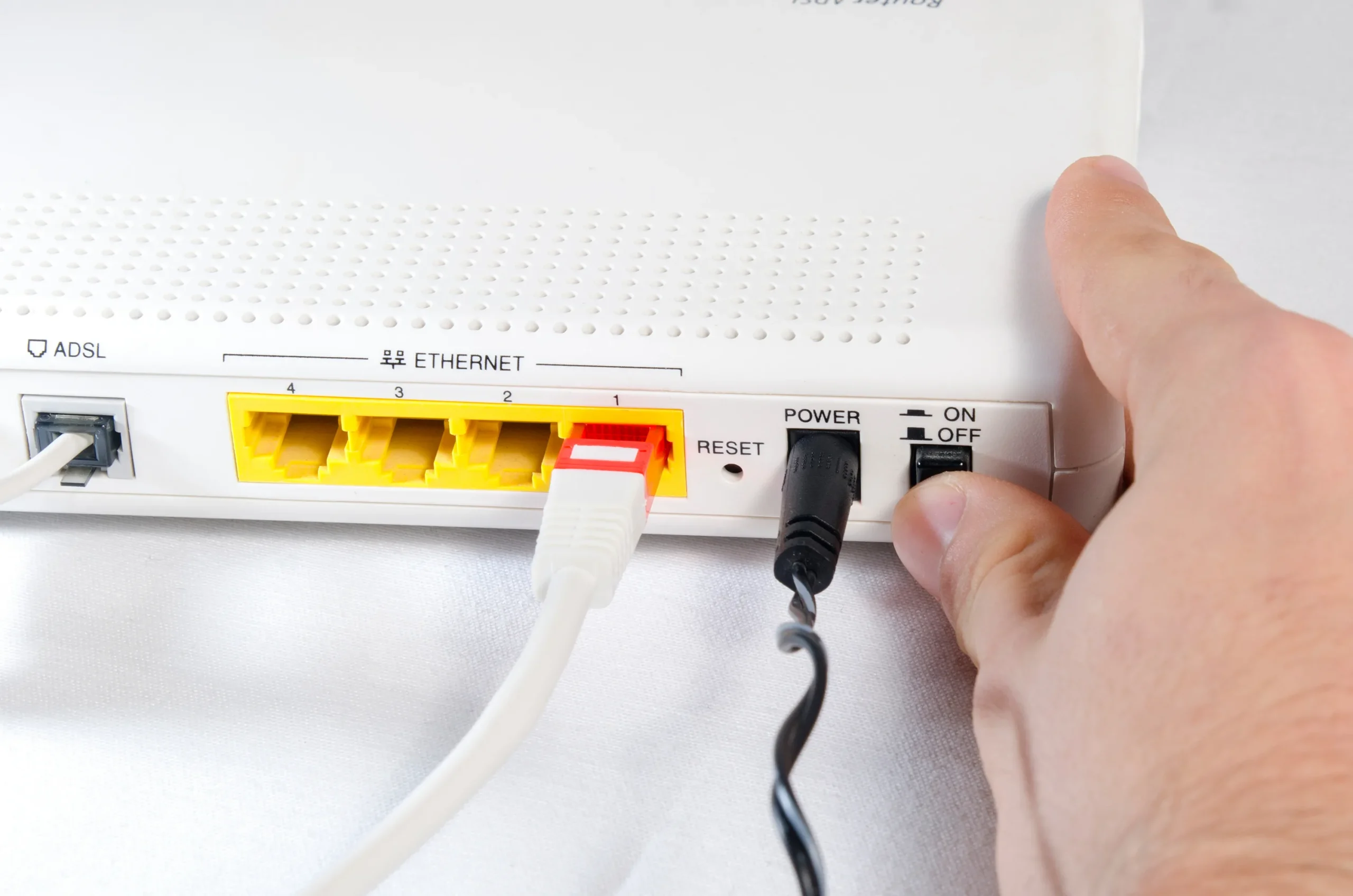 Pokud ani po výpadku proudu nemáte přístup k internetu, operátoři doporučují restartovat router.