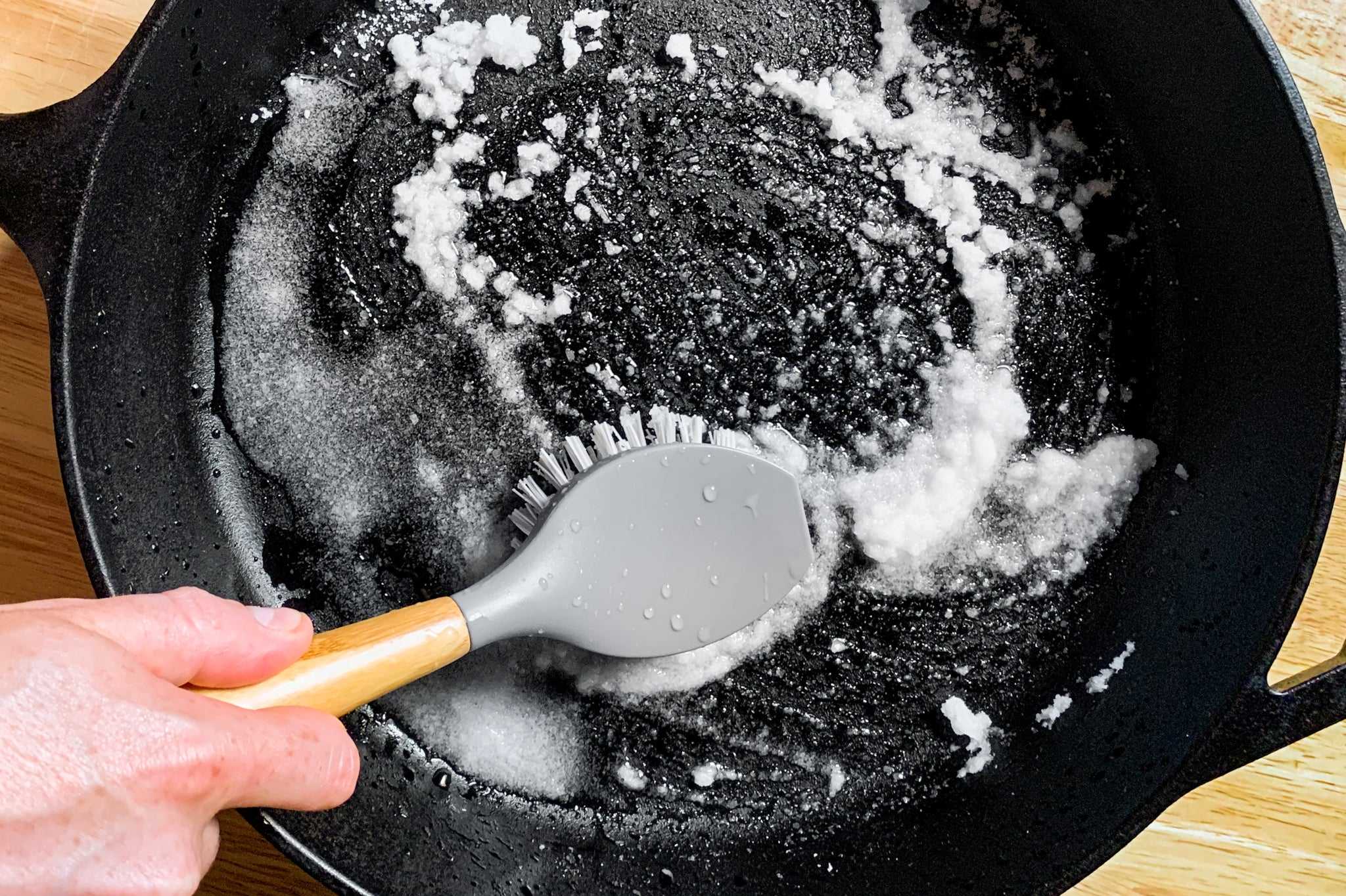 Ani ocet, ani jedlá soda: správný způsob odstranění mastnoty z pánví
