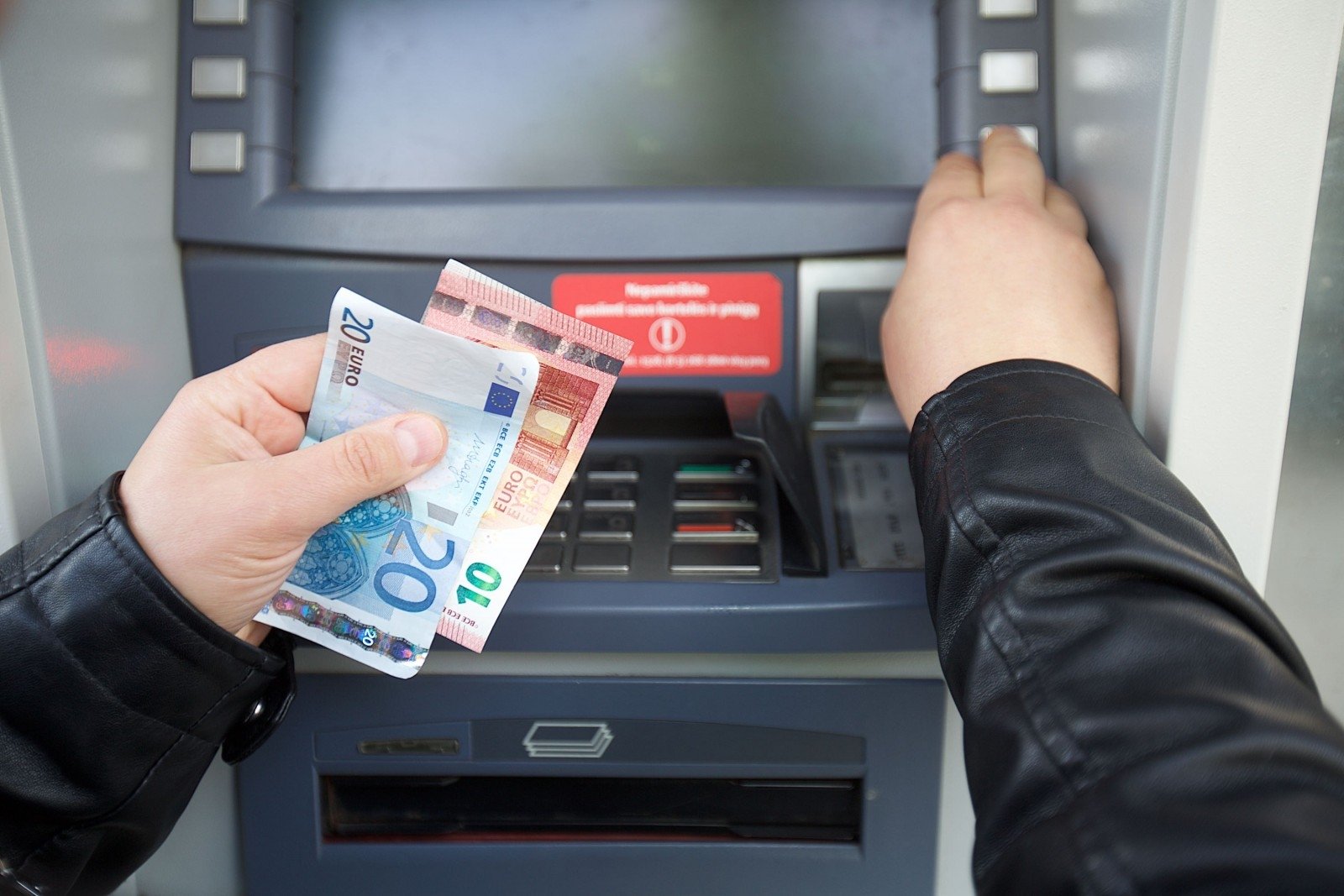 Tlačítko, které byste rozhodně měli stisknout u bankomatu, abyste zabránili vyčerpání svého účtu