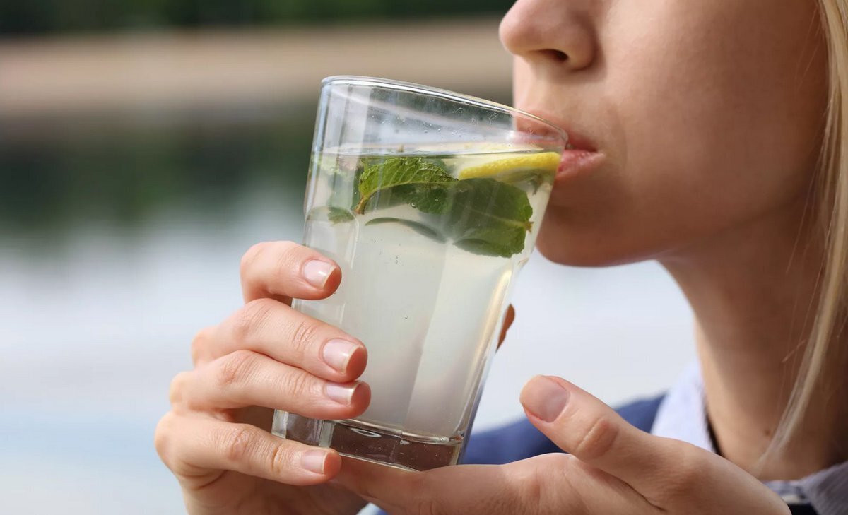 1,5 litru vody denně: měl by se do toho započítat i čaj, káva a bylinkové čaje?