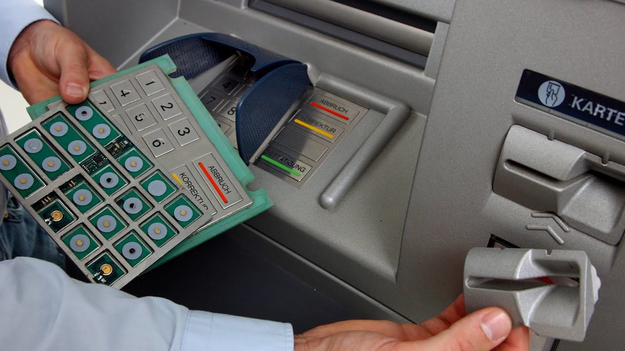 Při výběru peněz z bankomatu věnujte pozornost této drobnosti, abyste se nestali obětí podvodníků