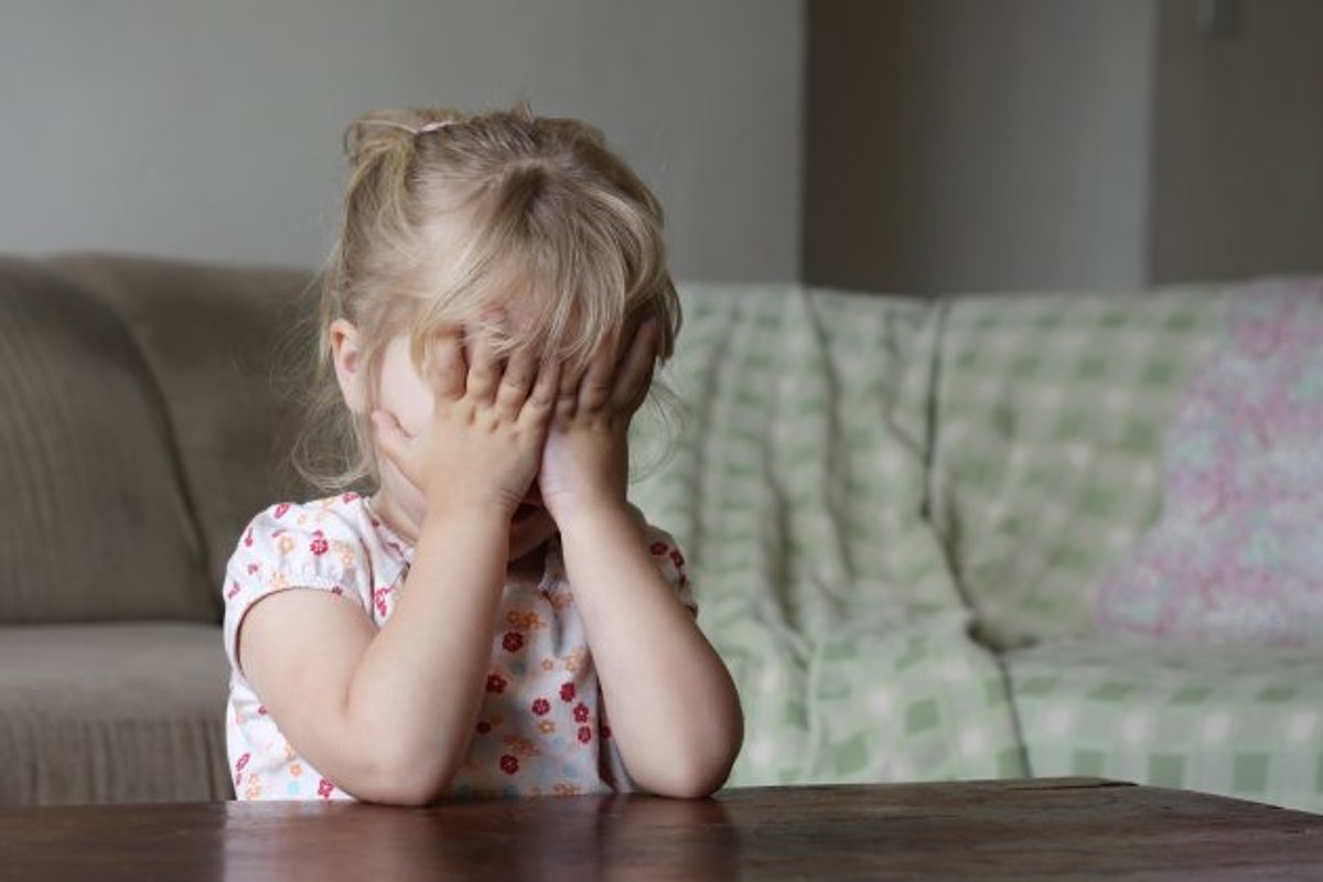 "Přísnost na děti je nečiní dokonalejšími, ale nejistějšími. Vyrůstají v přesvědčení, že nejsou dost dobré a že projevovat emoce je slabost."