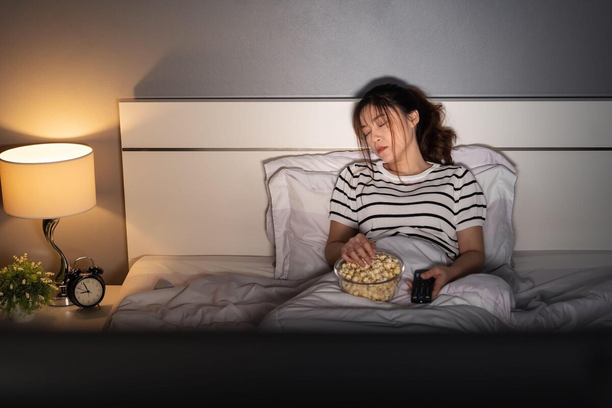 Lidé, kteří potřebují večer zapnout televizi, aby usnuli, mají podle psychologie následujících 8 behaviorálních rysů.