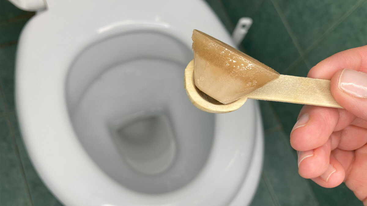 Stačí ho hodit do záchodu: odolné žluté skvrny a vodní kámen zmizí po jediném spláchnutí!