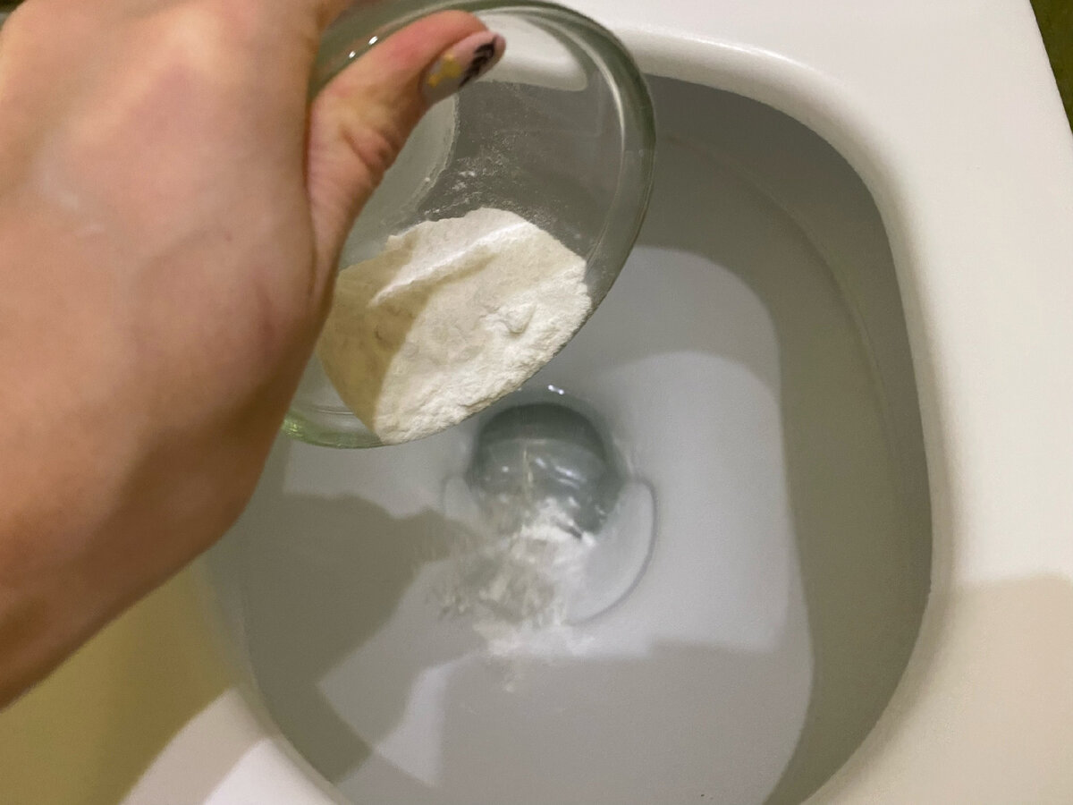 Stačí ho hodit do záchodu: odolné žluté skvrny a vodní kámen zmizí po jediném spláchnutí!