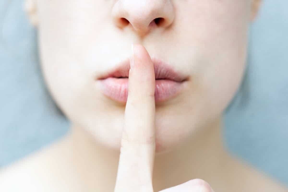 Význam toho, že člověk vždy mlčí, aby se vyhnul konfliktům, podle psychologie