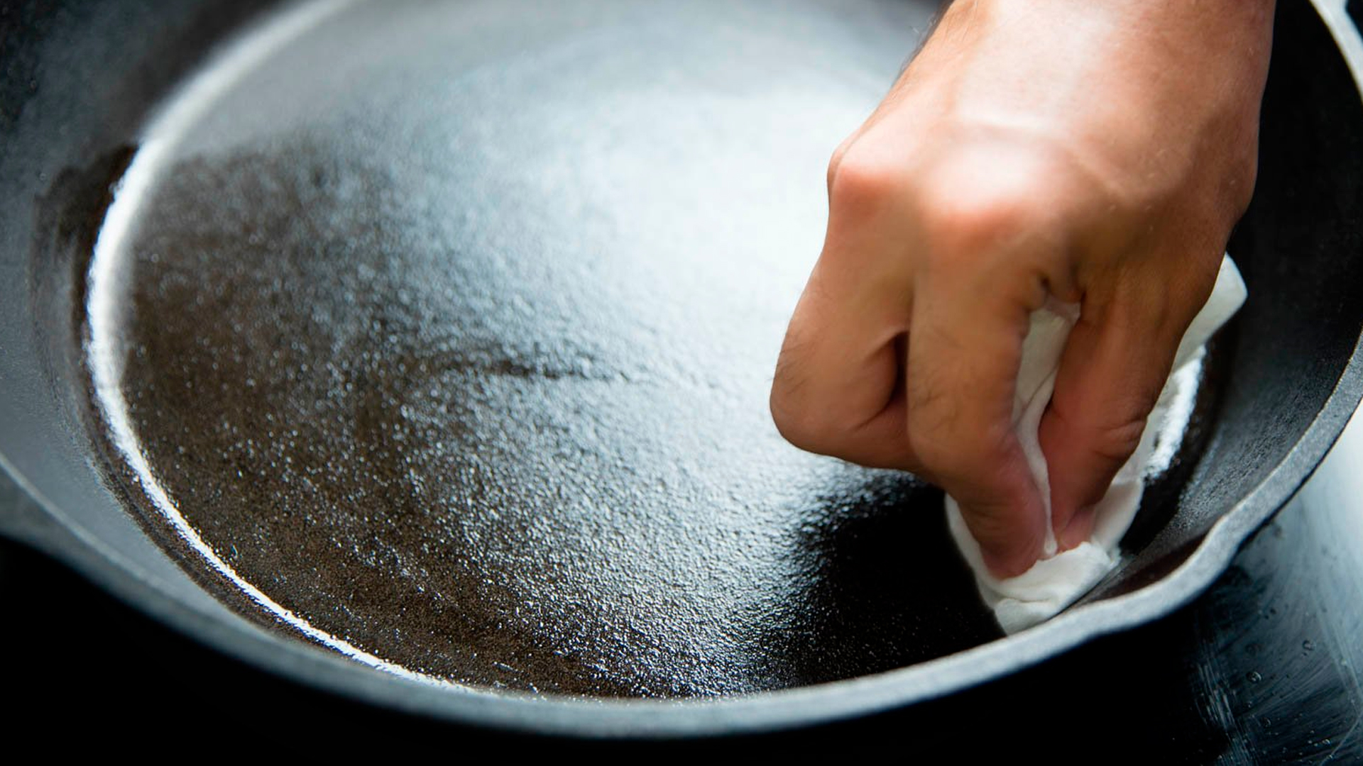 Ani ocet, ani jedlá soda: správný způsob odstranění mastnoty z pánví